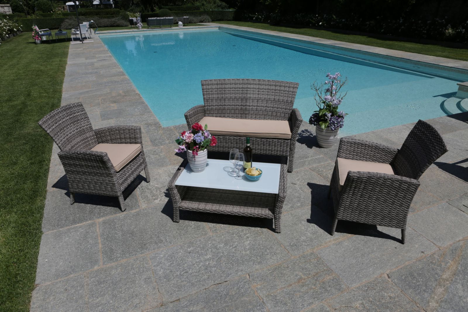 SALOTTO DA GIARDINO AMALIA IN POLYRATTAN GRIGIO CON CUSCINI INCLUSI