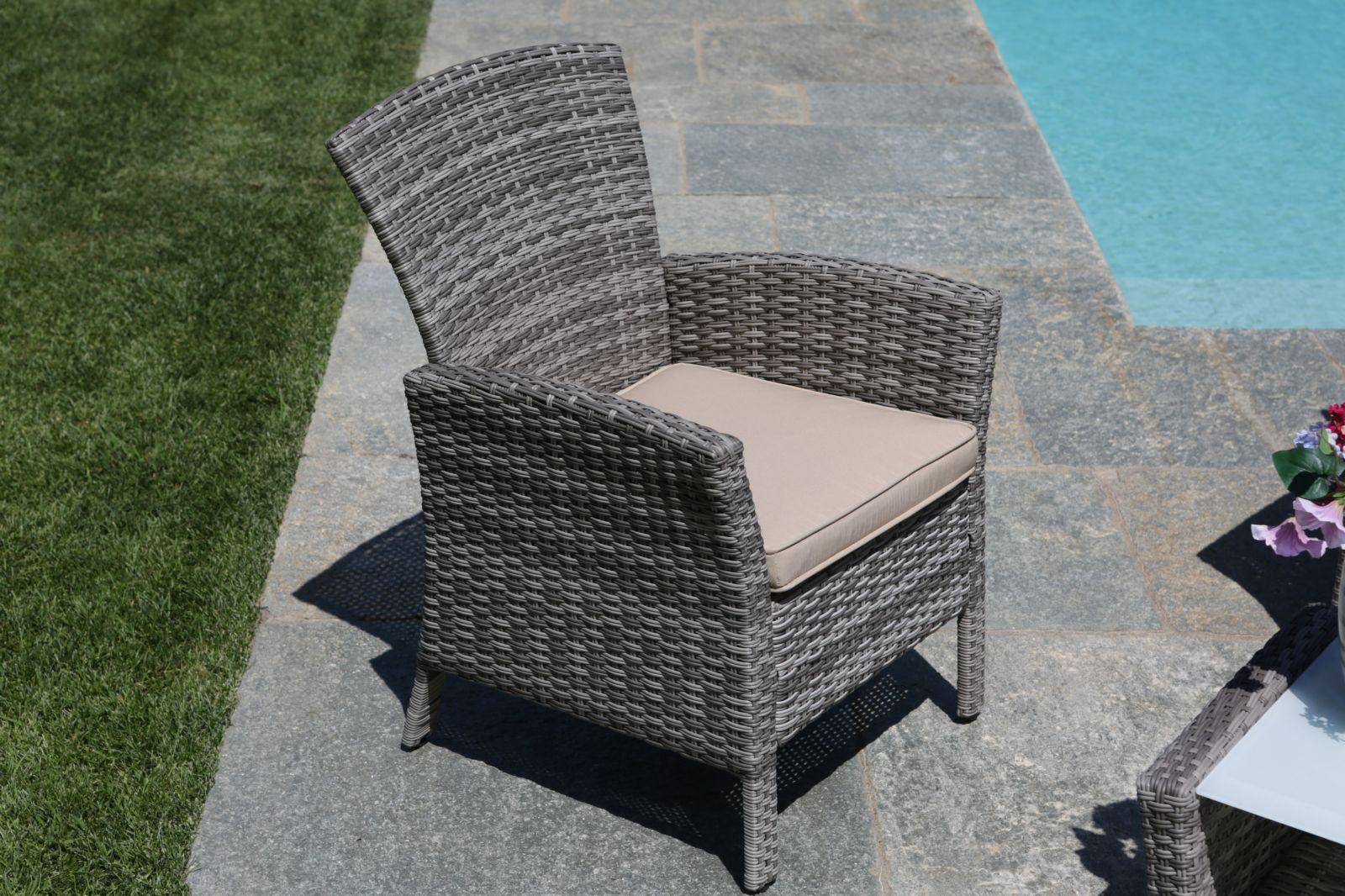 SALOTTO DA GIARDINO AMALIA IN POLYRATTAN GRIGIO CON CUSCINI INCLUSI