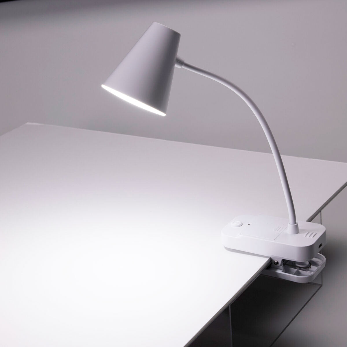 Lampada da scrivania LED con clip e braccio flessibile 38x10x5 cm Colore assortito Bianco o Nero