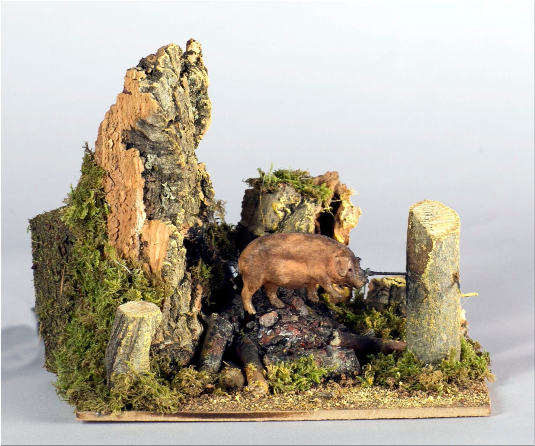 CAMINO CON MAIALE ALLO SPIEDO CON MOVIMENTI 15X10X13CM