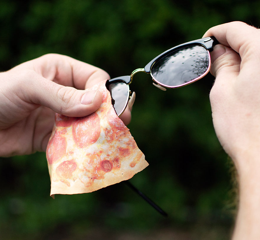 PANNO SALVIETTA PER PULIRE GLI OCCHIALI A FORMA DI TRANCIO DI PIZZA