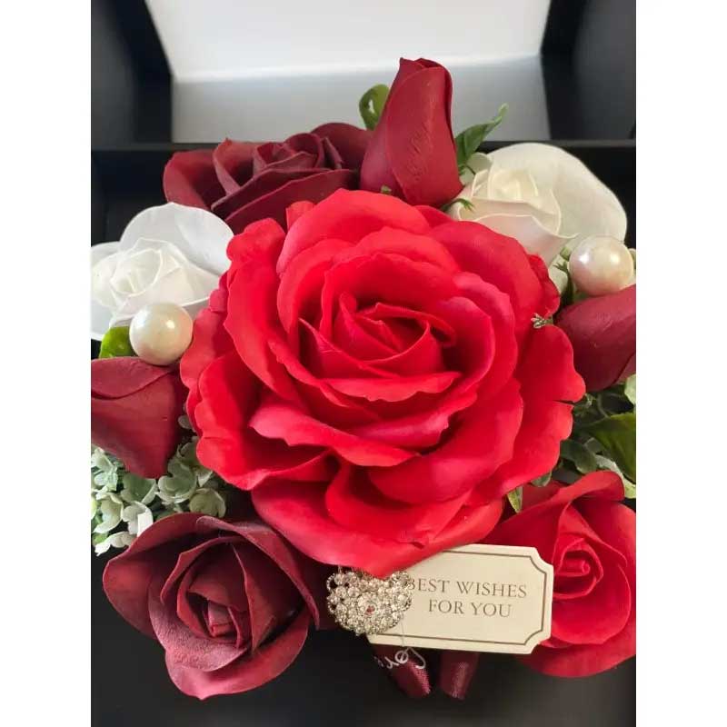 SCATOLA REGALO CUBO CON ROSE E CASSETTINO 17,5X18X16CM