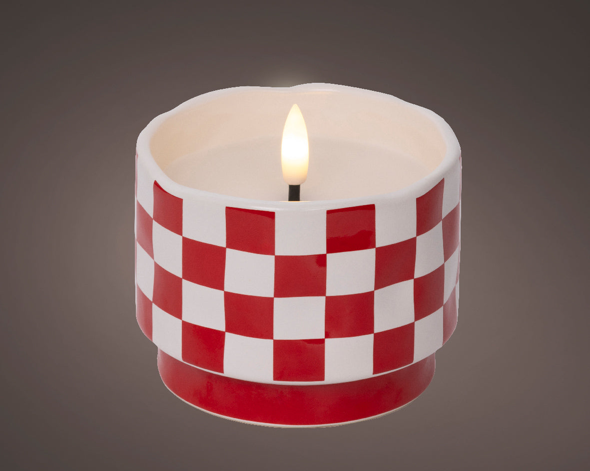 Candela decorativa a LED, altezza 9 cm e diametro 9 cm, colore rosso.