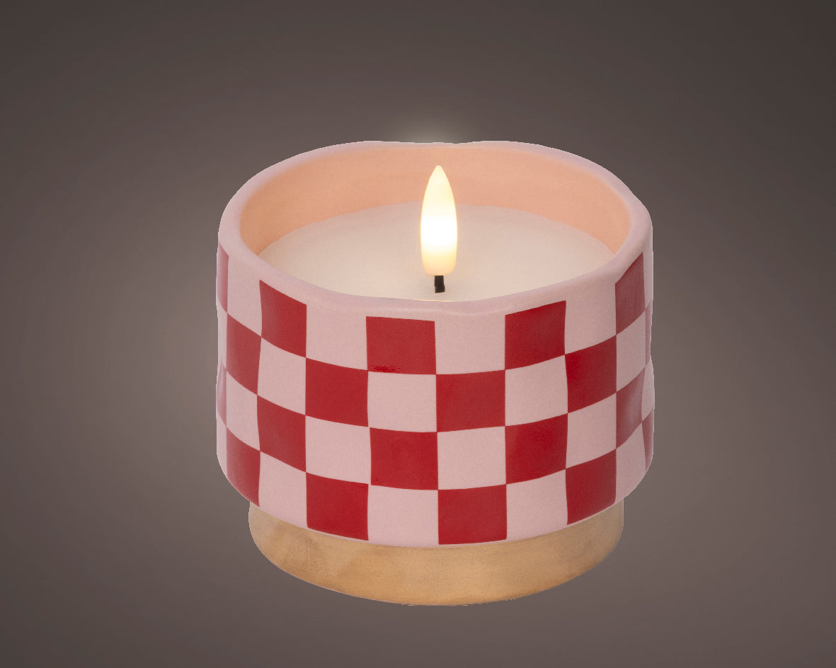 Candela decorativa a LED, altezza 9 cm e diametro 9 cm, colore rosa e luce bianco caldo.