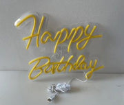 Scritta "Happy Birthday" al neon, colore giallo