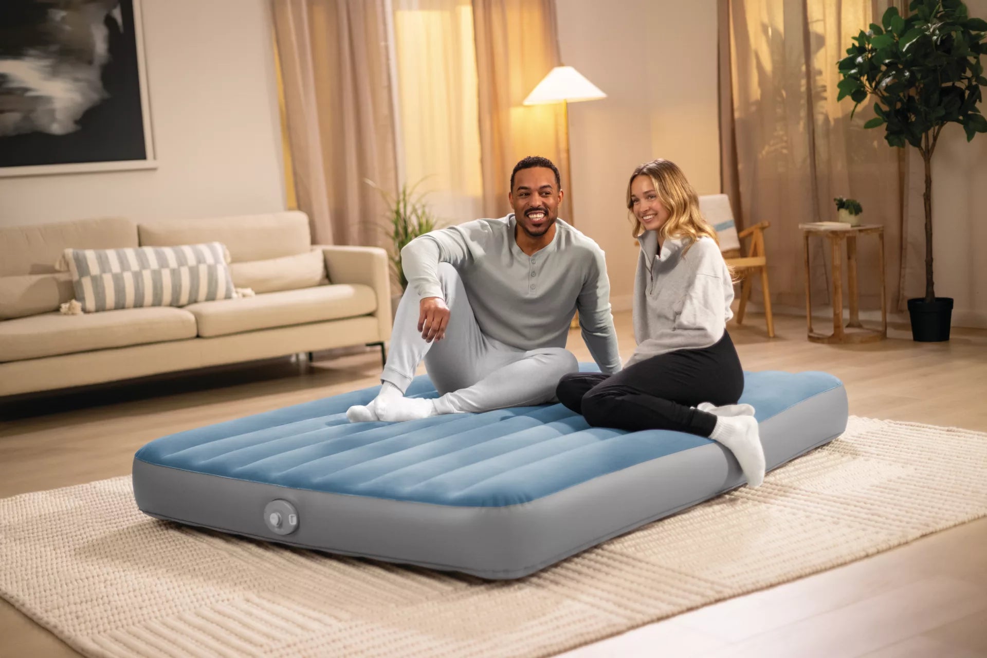 Materasso gonfiabile matrimoniale Dura-Beam Prestige Downy con pompa a batteria ricaricabile 152x203x25 cm Azzurro Grigio INTEX
