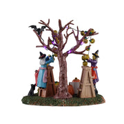 Decorating The Spooky Tree - LEMAX COD. 64601