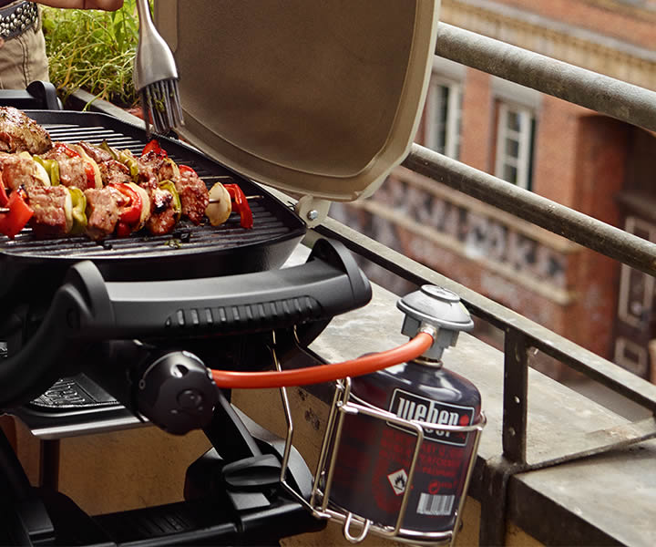 BARBECUE A GAS WEBER Q1200 CON STAND NERO