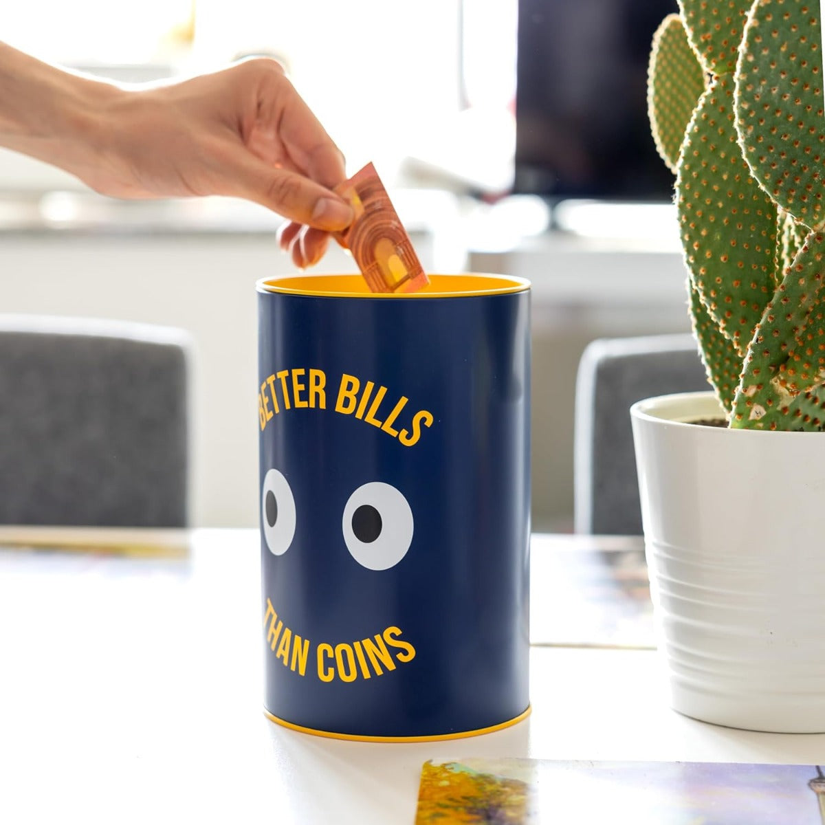 SALVADANAIO OCCHI "BETTER BILLS THAN COINS" BLU