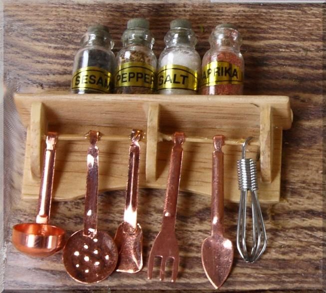RIPIANO DA CUCINA CON SPEZIE E MESTOLI  7X7CM