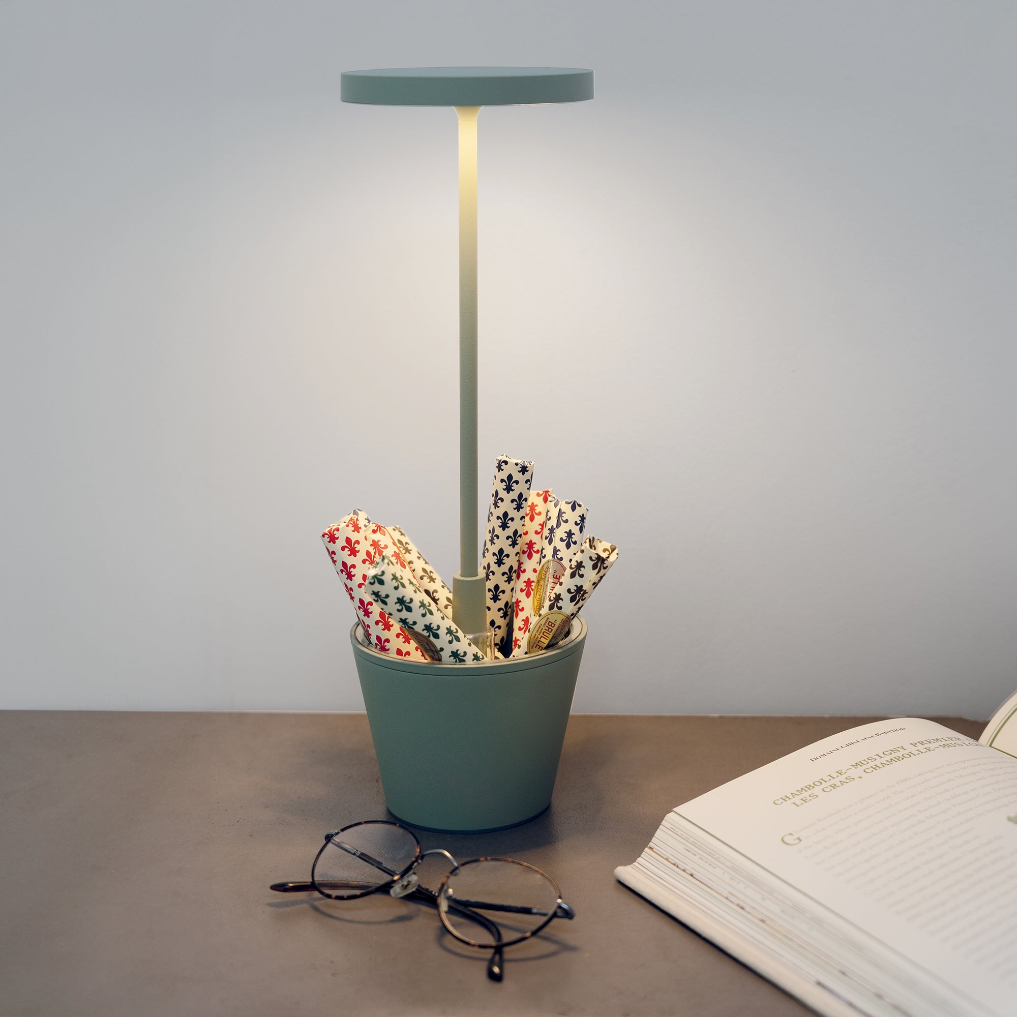 Lampada da tavolo ricaricabile Poldina Reverso con contenitore multiuso D11cm H35cm Salvia ZAFFERANO