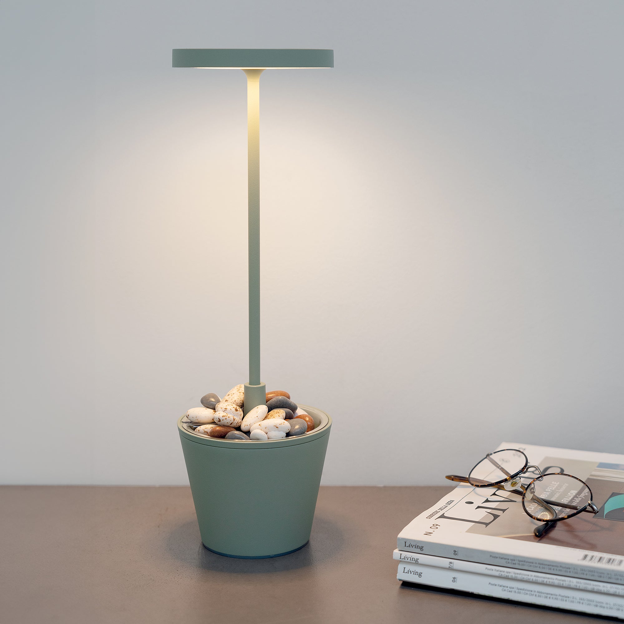 Lampada da tavolo ricaricabile Poldina Reverso con contenitore multiuso D11cm H35cm Salvia ZAFFERANO