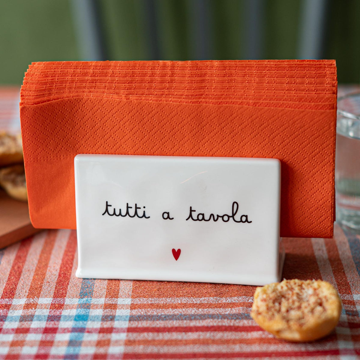 Portatovaglioli Tutti a tavola 12.8x13.2x8.2 cm Bianco con scritta e cuore rosso Simple Day