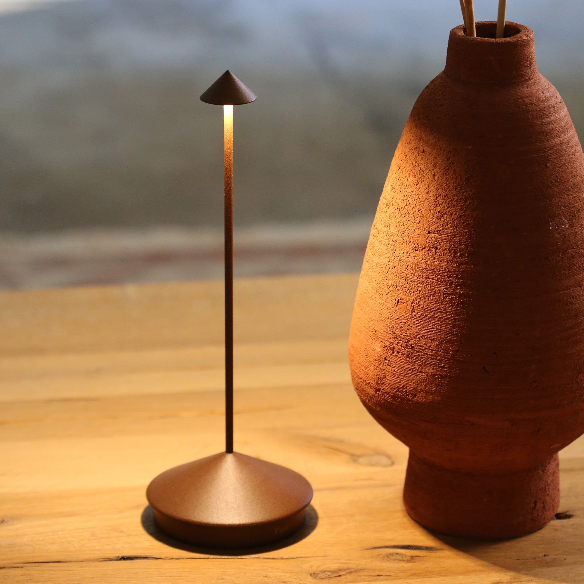 Lampada da Tavolo Pina Ricaricabile D10.5cm H29cm Corten ZAFFERANO