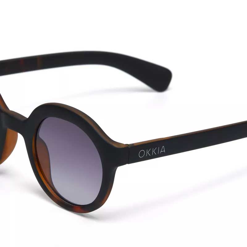 OCCHIALE DA SOLE MODELLO LAURO ROUND COLORE NERO LENTI NERO GRADIENTE OKKIA