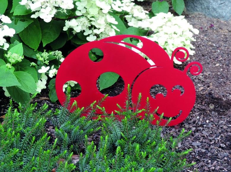 PICCHETTO DECORATIVO A FORMA DI COCCINELLA ROSSA METALLO 33X29 CM