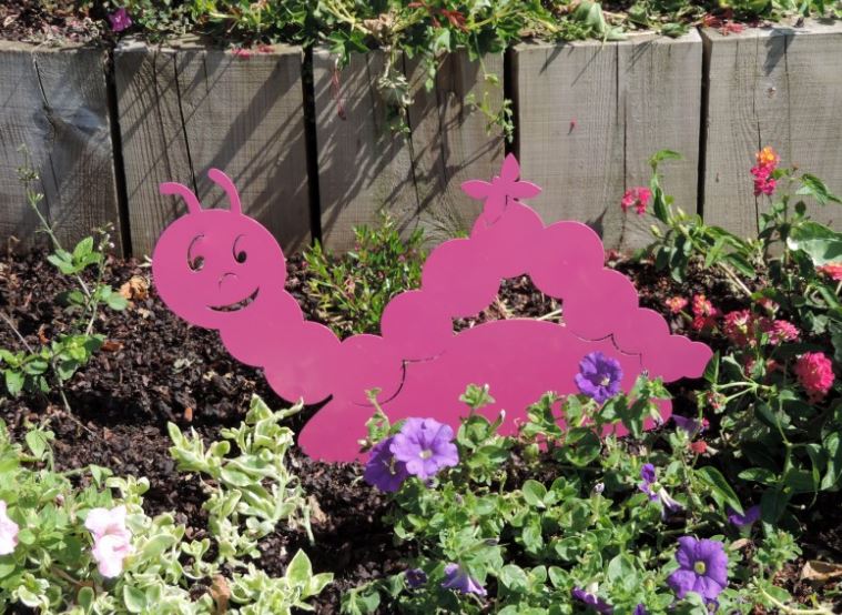 PICCHETTO DECORATIVO A FORMA DI BRUCO FUCSIA METALLO 50.2X30 CM