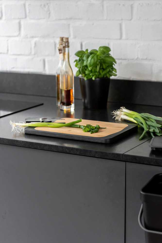 TAGLIERE KOMBI 33X23CM NERO CON MANICO E SCANALATURA PER LIQUIDI