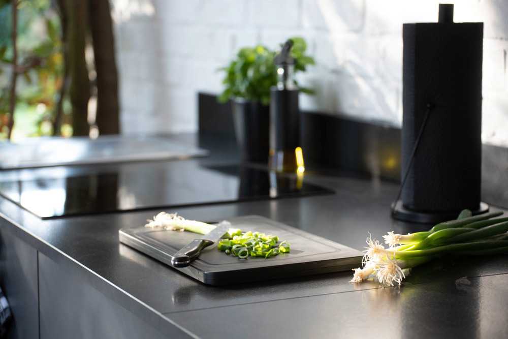 TAGLIERE KOMBI 33X23CM NERO CON MANICO E SCANALATURA PER LIQUIDI