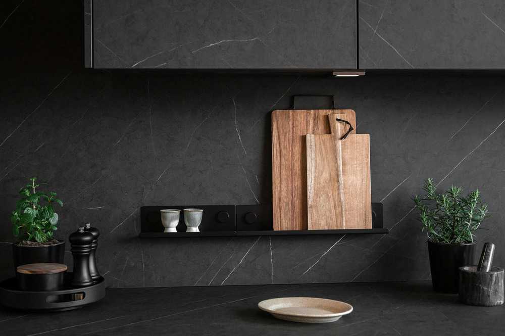 TAGLIERE ARI IN LEGNO DI ACACIA 32CM CON MANICO