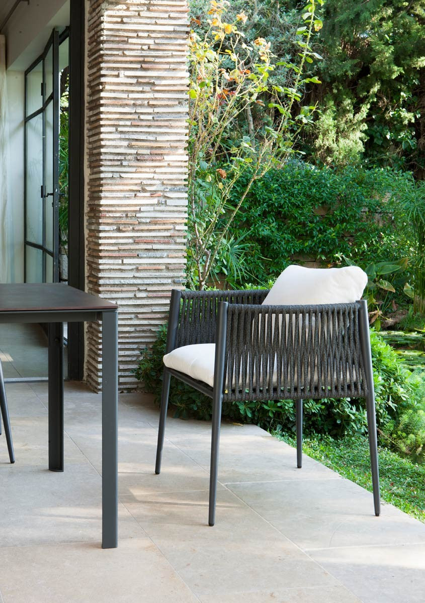 TAVOLO CONRAD 70X70 + 2 POLTRONE LUCE