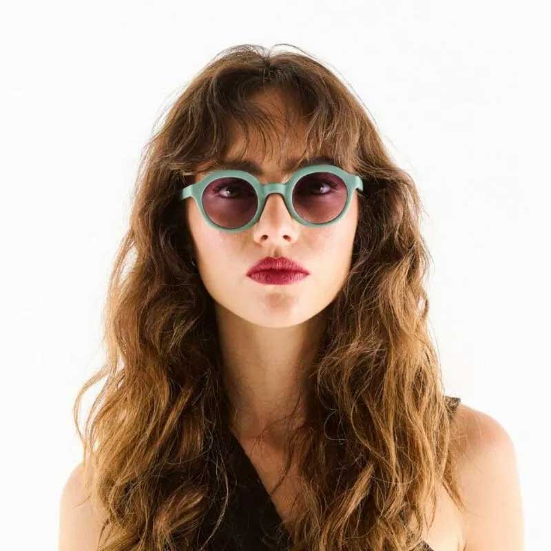 OCCHIALE DA SOLE MODELLO LAURO ROUND COLORE GREEN SAGE LENTI NERO GRADIENTE OKKIA