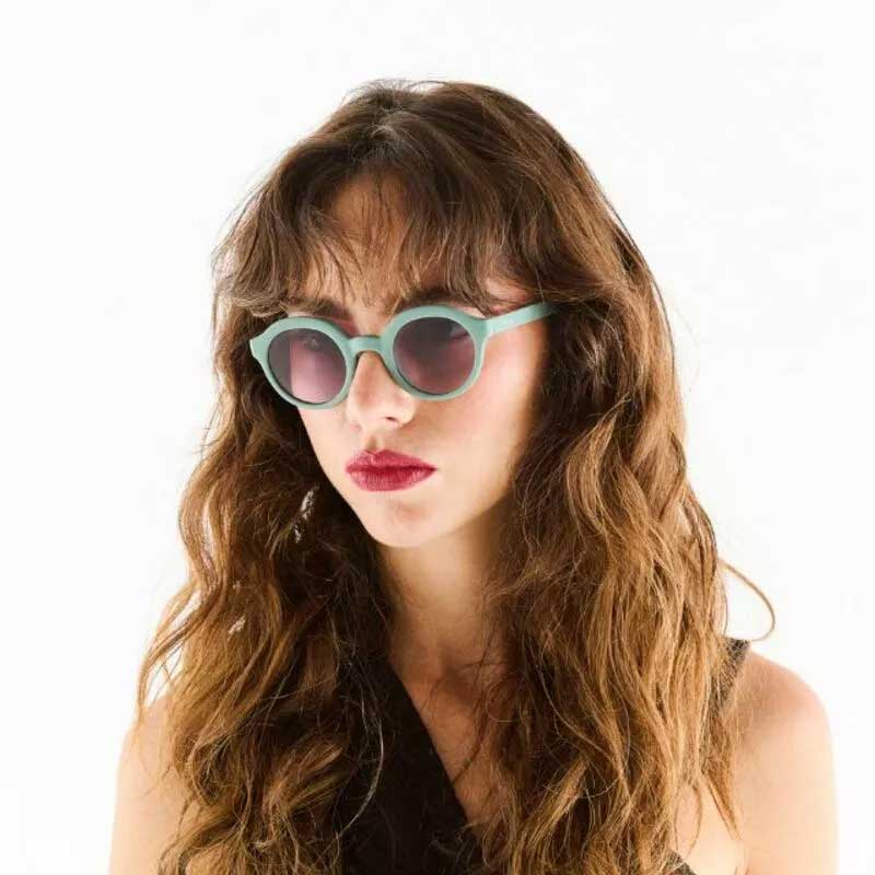 OCCHIALE DA SOLE MODELLO LAURO ROUND COLORE GREEN SAGE LENTI NERO GRADIENTE OKKIA