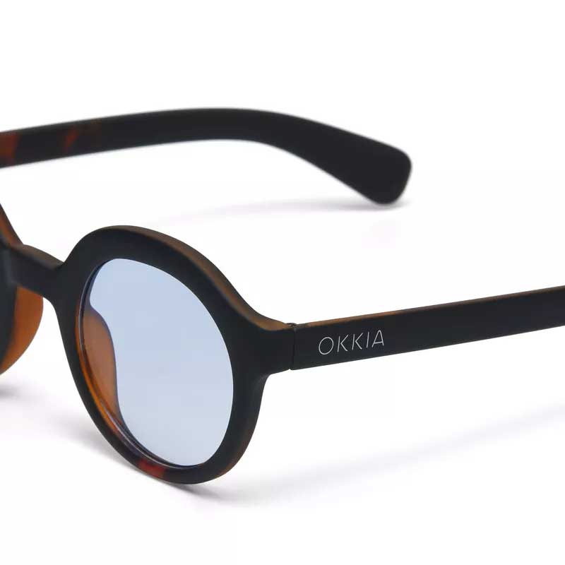 OCCHIALE DA SOLE MODELLO LAURO ROUND COLORE NERO LENTI BLU GRADIENTE OKKIA