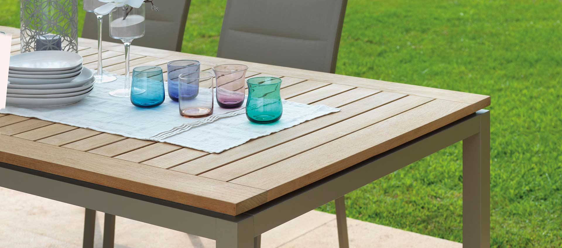 OFFERTA TAVOLO TIMBER IN TEAK ALLUNGABILE 156/214X90 + 4 POLTRONE TIMBER TORTORA