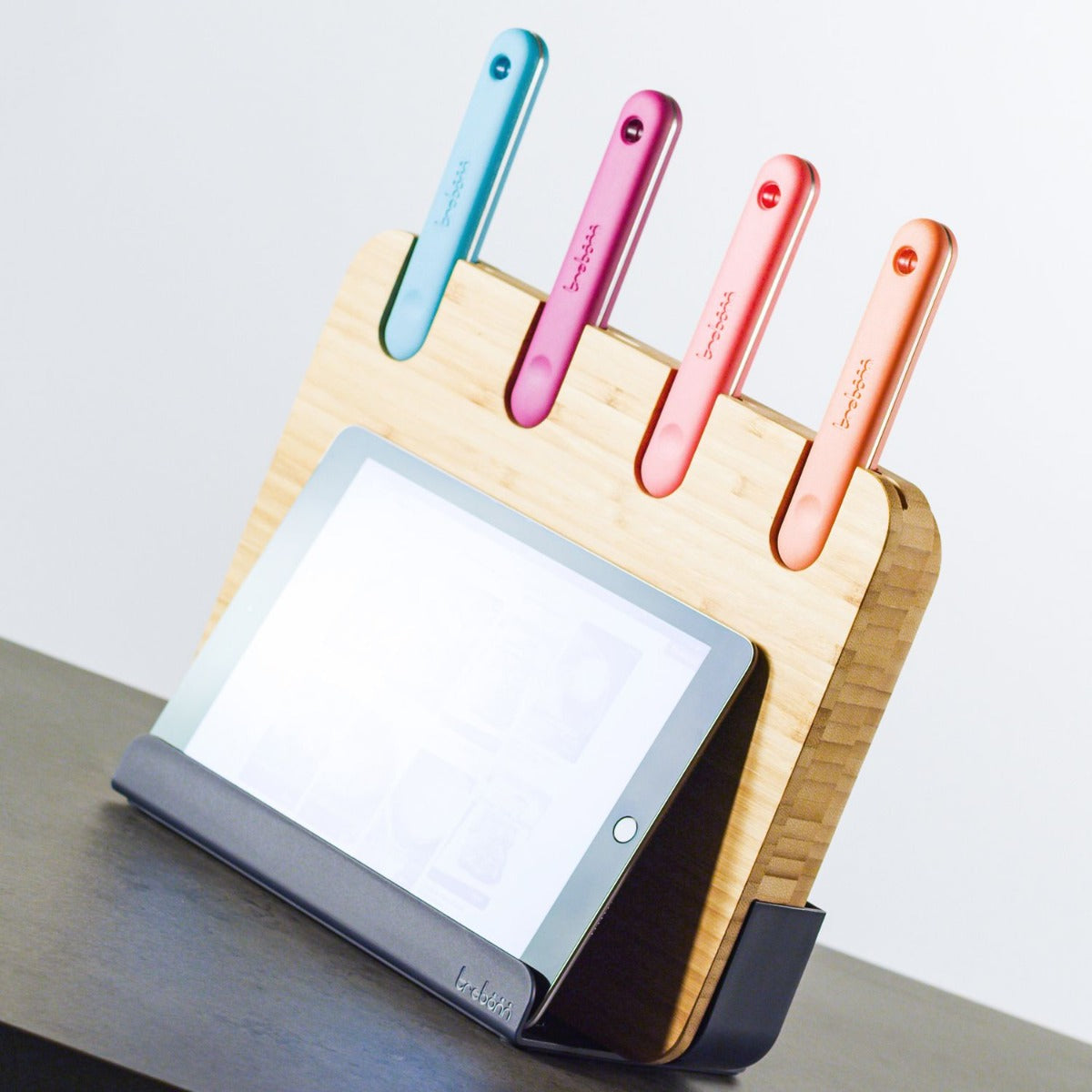 SET 4 COLTELLI IN ACCIAIO INOX CON TAGLIERE IN BAMBÙ E BASETTA PORTA-TABLET