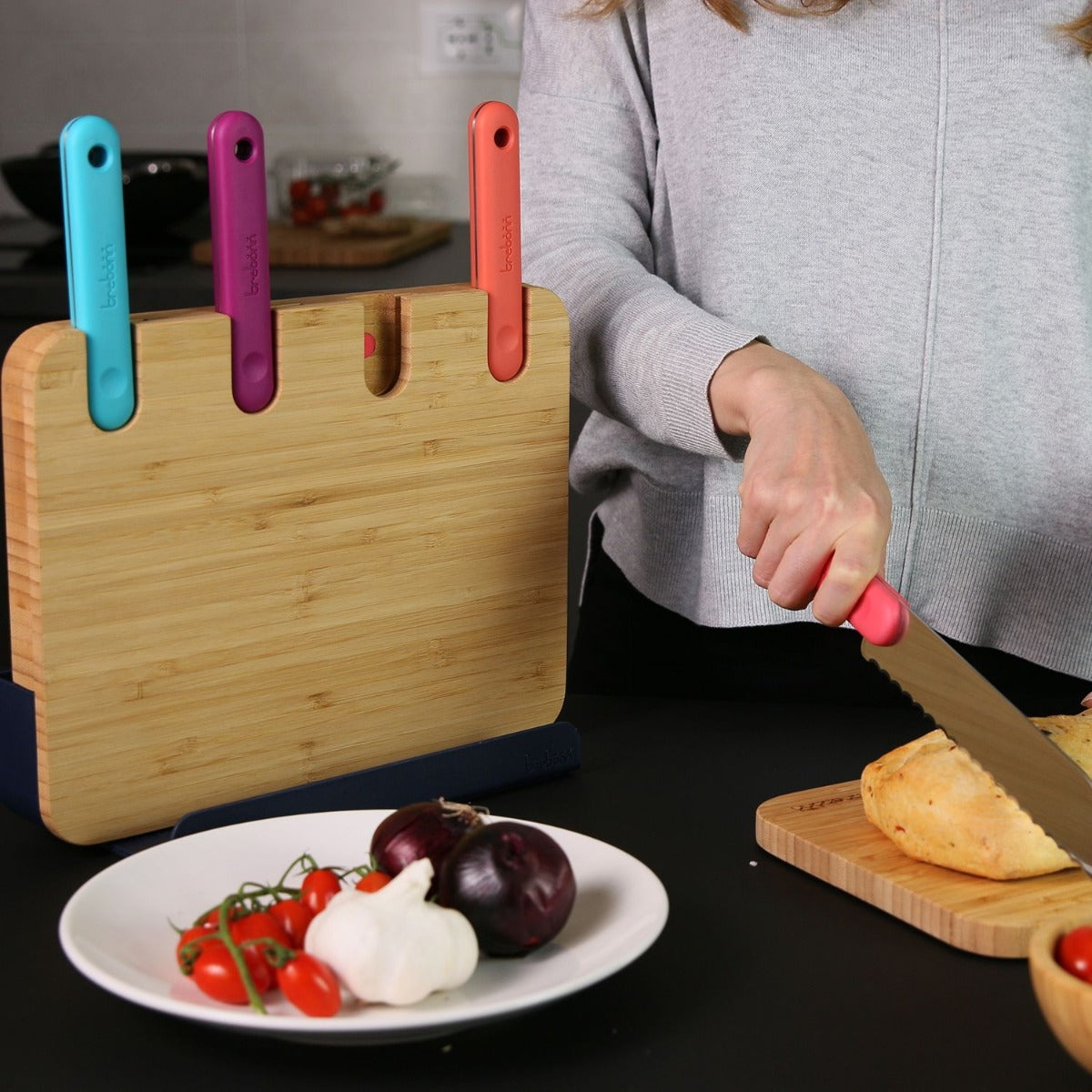 SET 4 COLTELLI IN ACCIAIO INOX CON TAGLIERE IN BAMBÙ E BASETTA PORTA-TABLET