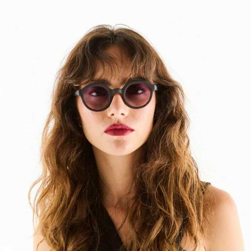 OCCHIALE DA SOLE MODELLO LAURO ROUND COLORE NERO LENTI NERO GRADIENTE OKKIA