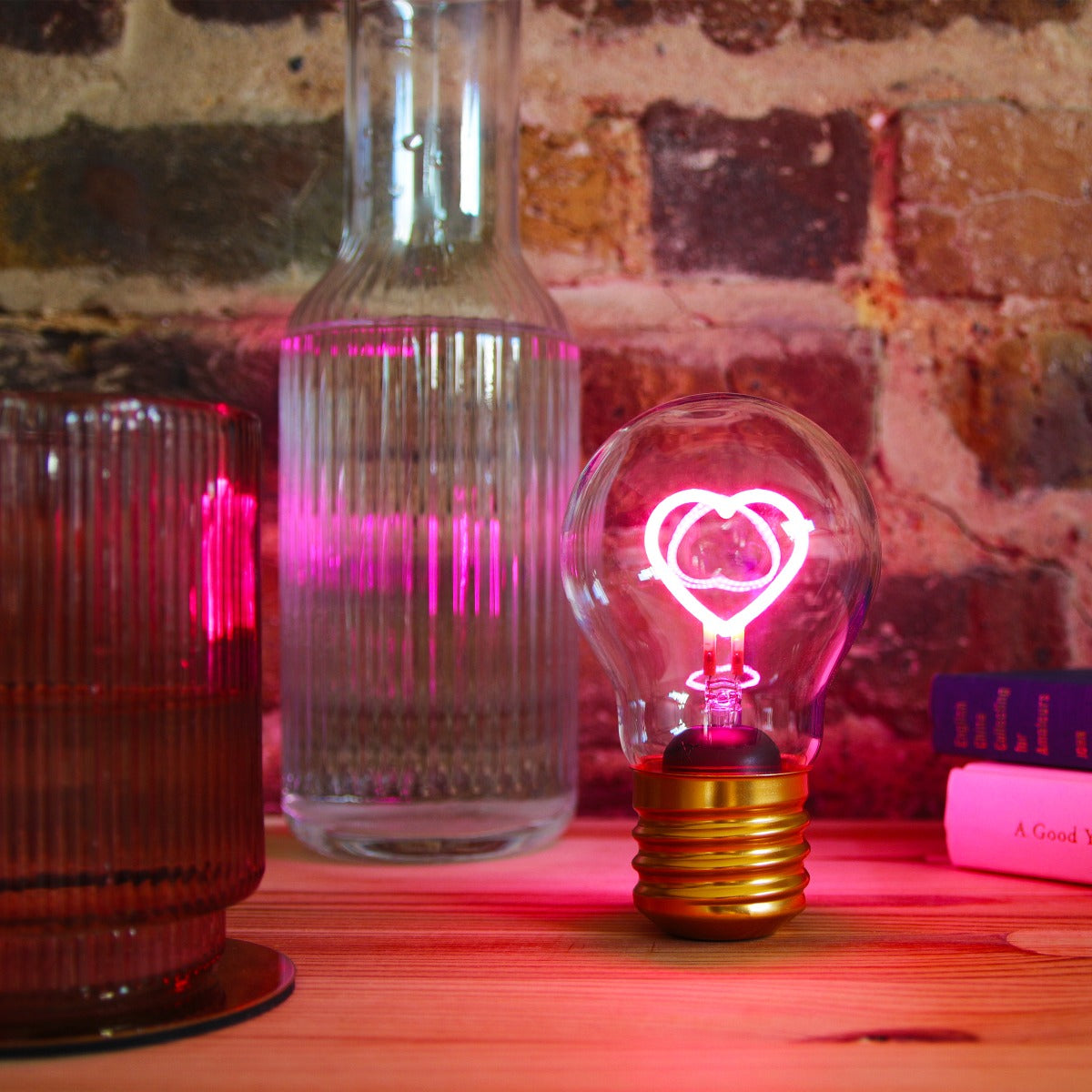 LAMPADA DA TAVOLO A FORMA DI LAMPADINA CON CUORE USB